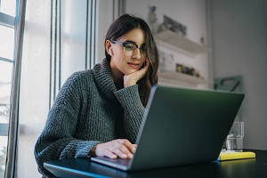 mloda dziewczyna przy laptopie