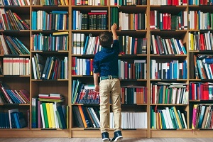 chlopiec w bibliotece