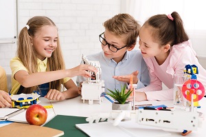 uczniowe buduja w klasie z kolockow lego