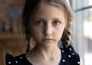 smutna dziewczynka