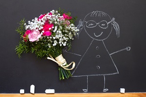 tablica rysunek dziecka trzymajacego kwiaty