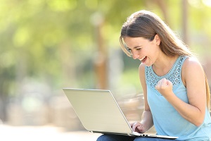 dziewczyna cieszy sie z informacji znalezionych w internecie