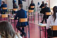 maturzysci piszacy egzamin