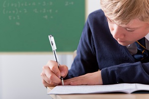 chlopiec rozwiazuje test