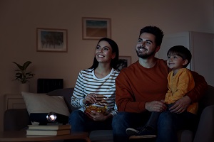 rodzina oglada film wieczorem