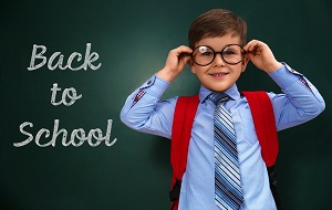 chlopiec przy talblicy z napisem back to school