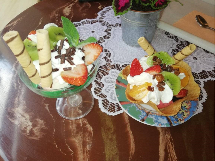 letnie desery na stoliku