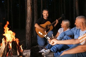 ognisko grupa ludzi gitara