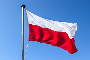 flaga polski na tle nieba