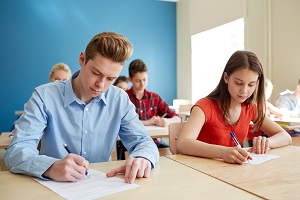 uczniowie pisza test w klasie