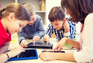 dzieci korzystajacy z tabletow i smartfonow