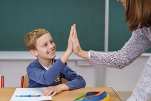 nauczyciel z uczniem w klasie