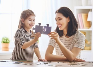 dziewczynka i kobieta lacza puzzle