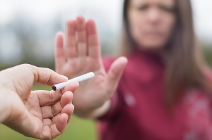 dziewczyna odmiawia zapalenia papierosa