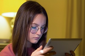 dziewczynka patrzy w tablet