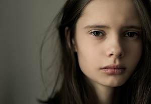 portret smutnej dziewczyny