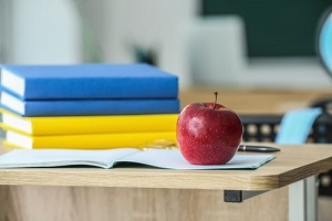 ksiazki w kolorze flagi ukrainy biurko klasa jablko