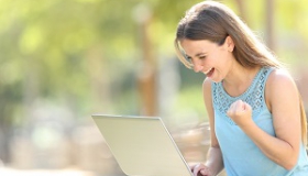 dziewczyna cieszy sie z informacji znalezionych w internecie