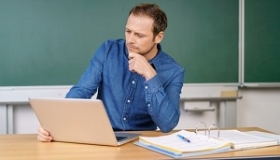 nauczyciel w klasie przy laptopie