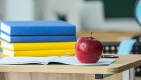 ksiazki w kolorze flagi ukrainy biurko klasa jablko
