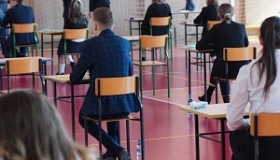 maturzysci piszacy egzamin