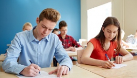 uczniowie pisza test w klasie