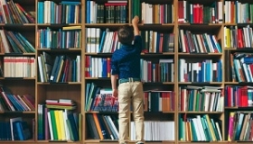 chlopiec w bibliotece
