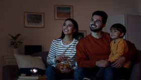 rodzina oglada wspolnie film wieczorem
