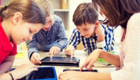 dzieci korzystajacy z tabletow i smartfonow