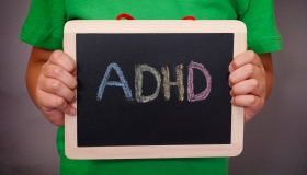 tabliczka z napisem adhd